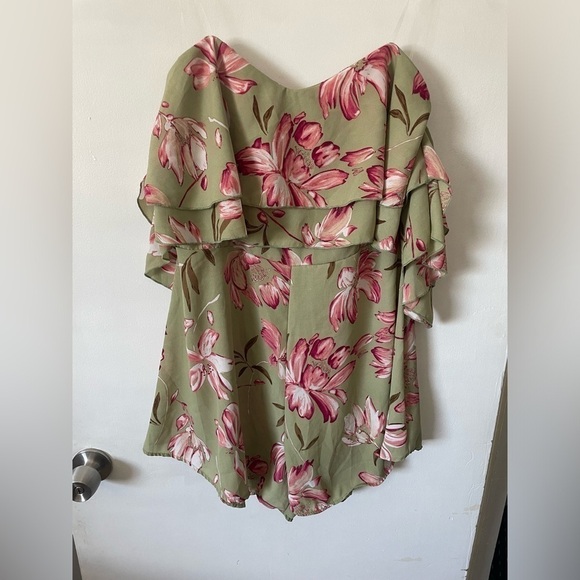 • Floral Romper

• Ruffle Detail
• Hidden Back Zipper
• 100% Polvester - Picture 2 of 14